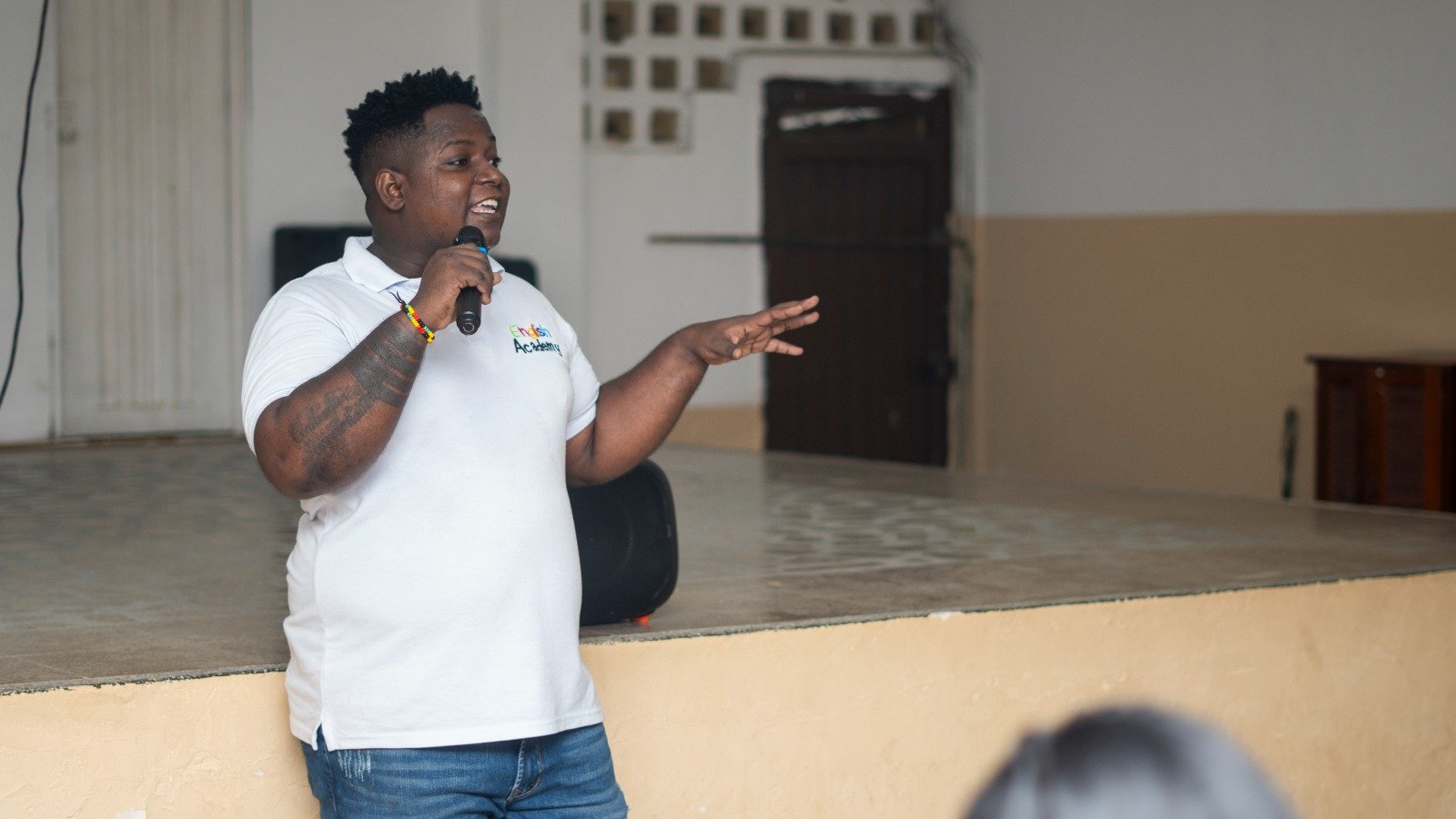 Personal de la fundación capacitando sobre el proyecto